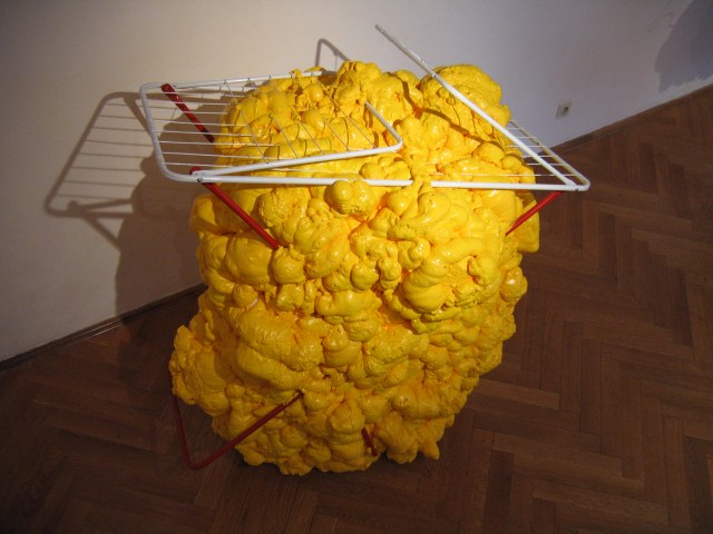 © Wilhelm Roseneder. Gelbe Erweiterung/Yellow expansion, 2006/2007. Polyurethan, verschiedene Materialien, Acryllack auf Metall (Wäschetrockner)/Polyurethane, various materials, acrylic varnish on metal (airiel drier), 1.26x1.23x90 cm