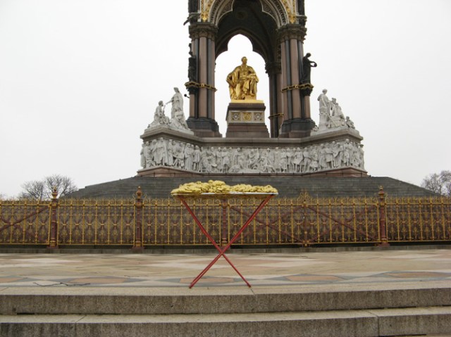 © Renate Egger and Wilhelm Roseneder. Goldene Erweiterung/Golden expansion. Street art project. Albert Memorial. London, UK. December 2010