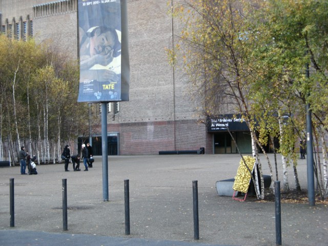© Renate Egger and Wilhelm Roseneder. Goldene Erweiterung/Golden expansion. Street art project. Tate Modern.  London, UK. December 2010