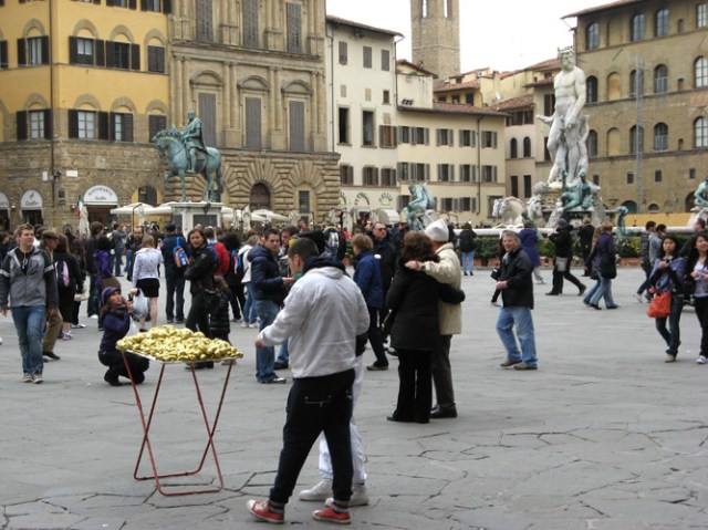 © Renate Egger and Wilhelm Roseneder. Goldene Erweiterung/Golden expansion. Street art project. Piazza della Signoria. Florence, Italy. March 2011