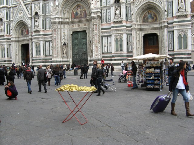© Renate Egger and Wilhelm Roseneder. Goldene Erweiterung/Golden expansion. Street art project. Dom. Florence, Italy. March 2011