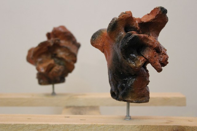 © Wilhelm Roseneder. Zanzibarische Kunstgriffe/Zanzibarian Kunstgriffe, 2010. Installation, gebrannter Ton, Lack/Installation, fired clay, varnish, ca. 14 cm high