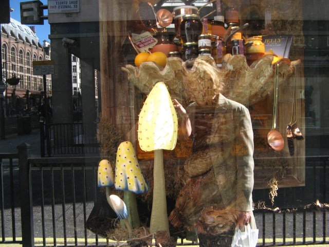 © Renate Egger. Spiegelung/Reflection. Fortnum & Mason, Piccadilly, London, UK, 2010