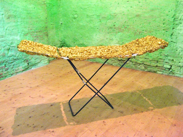 © Wilhelm Roseneder. Goldene Erweiterung II/Golden expansion II, 2009. Polyurethan, Acryllack auf Metal (Wäschetrockner)/Polyurethane, acrylic varnish on metal (clothes-dryer), 2.00x93x56 cm. Artfarm Pilastro. Pilastro di Bonavigo. Verona, Italy 2011