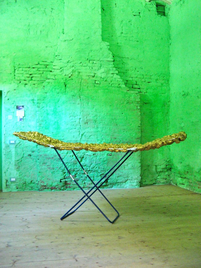 © Wilhelm Roseneder. Goldene Erweiterung II/Golden expansion II, 2009. Polyurethan, Acryllack auf Metal (Wäschetrockner)/Polyurethane, acrylic varnish on metal (clothes-dryer), 2.00x93x56 cm. Artfarm Pilastro. Pilastro di Bonavigo. Verona, Italy 2011