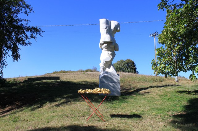 © Wilhelm Roseneder. Goldene Erweiterung/Golden expansion, 2005-2009. Polyurethan, Acryllack auf Metall (Wäschetrockner)/Polyurethane, acrylic varnish on metal (airiel drier), 1.92x1.07x60 cm. Artist in Residence. Azienda Colonna. Cervinara, Paliano, Italy 2011.  Michelangelo Pistoletto. Il gigante, 1981-1983. Weisser Carrara Marmor/White Carrara marble, 600x150x120 cm