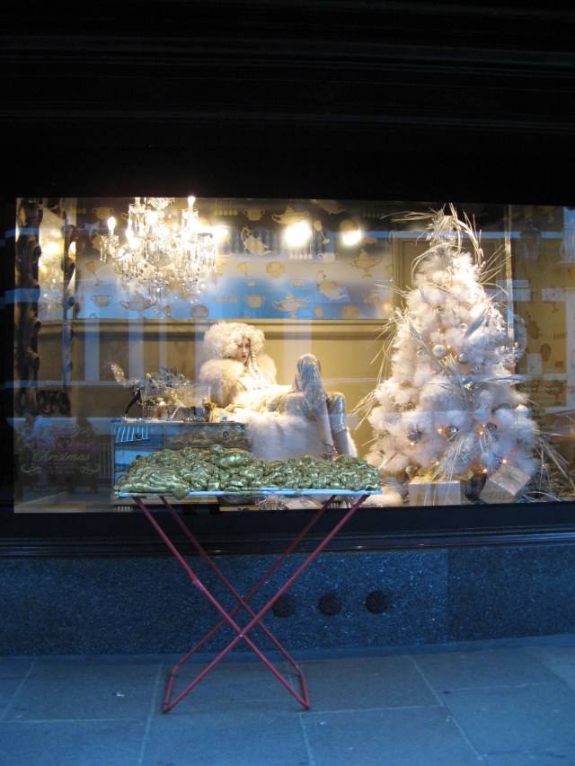 © Renate Egger and Wilhelm Roseneder. Goldene Erweiterung/Golden expansion. Street art project. Harrods. London, UK,  December 2010