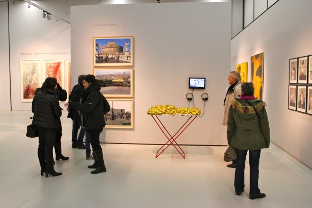 © Wilhelm Roseneder, Renate Egger. Goldene Erweiterung/Golden expansion. Street art project. London, UK 2010. Florence, Italy 2011. Rome, Italy 2011