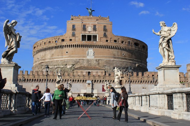 © Renate Egger and Wilhelm Roseneder. Goldene Erweiterung/Golden expansion. Street art project. Castel Sant`Angelo. Rome, Italy, 2011