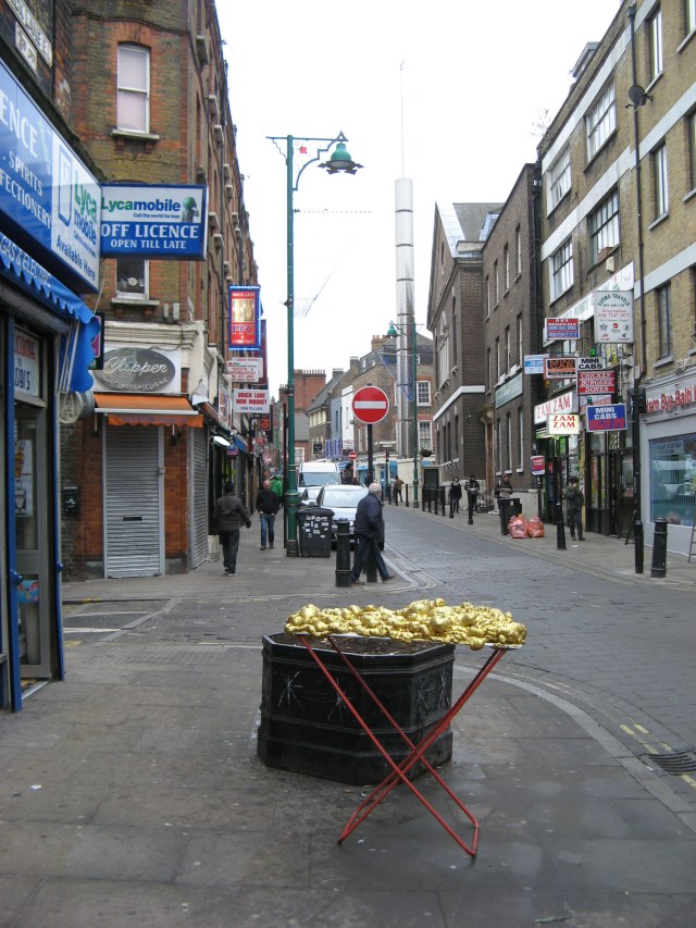 © Renate Egger and Wilhelm Roseneder. Goldene Erweiterung/Golden expansion. Street art project - temporary installation in public space. Brick Lane. London, UK, 2010 