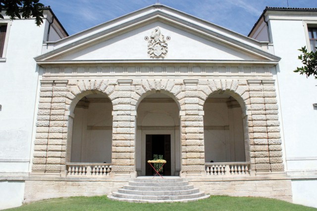 © Wilhelm Roseneder. Goldene Erweiterung/Golden expansion. Villa Pisani Bonetti, Vicenza, Italy. 2012. Skulptur. Polyurethan, Acryllack auf Metall (Wäschetrockner)/Sculpture. Polyurethane, acrylic varnish on metal (clothes-dryer), 1.11x1.12x60 cm