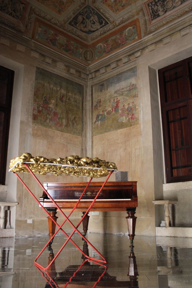 © Wilhelm Roseneder. Goldene Erweiterung/Golden expansion. Villa Pisani Bonetti, 2012. Skulptur. Polyurethan, Acryllack auf Metall (Wäschetrockner)/Sculpture. Polyurethane, acrylic varnish on metal (laundry drier), 1.11x1.12x60 cm