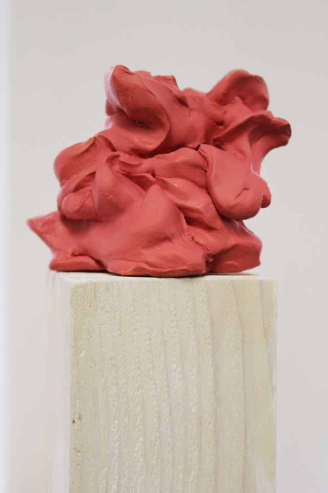© Wilhelm Roseneder. Rosa Kunstgriff, 2002-2006. Ungebrannter Ton, Lack, Stele/Non-fired clay, varnish, stele, ca. 2o cm