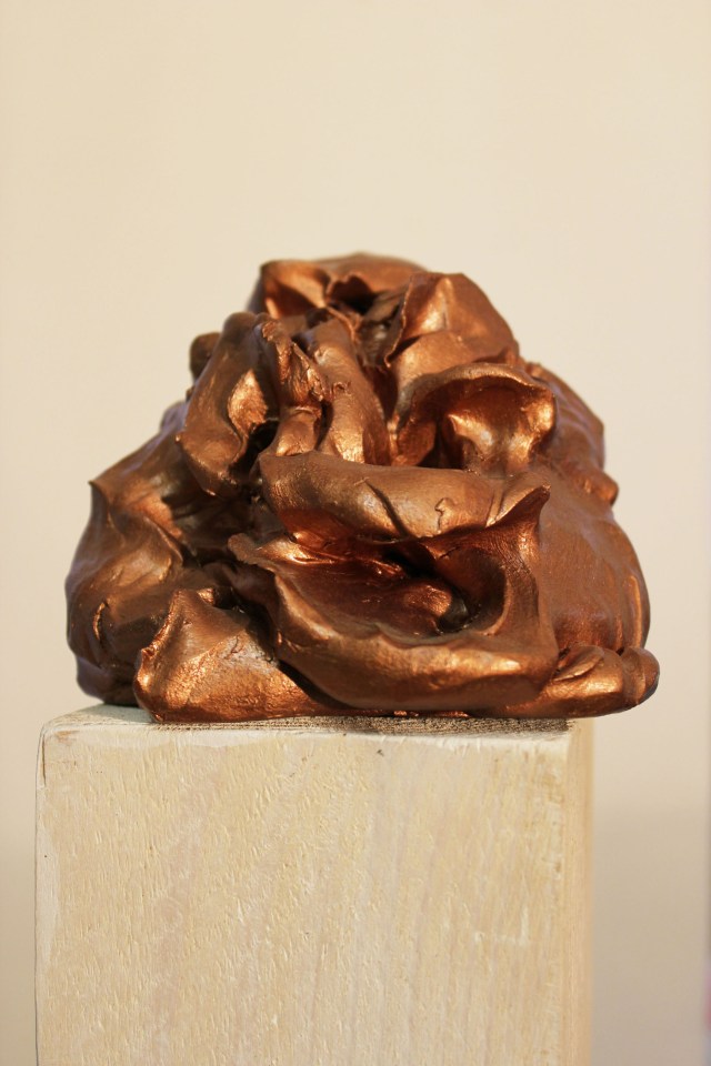 © Wilhelm Roseneder. Bronzener Kunstgriff, 2002-2006. Ungebrannter Ton, Lack, Stele/Non-fired clay, varnish, stele, ca. 2o cm