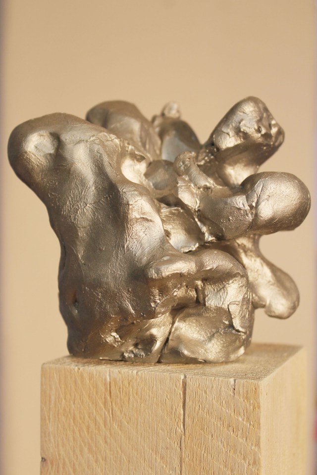 © Wilhelm Roseneder. Silberner Kunstgriff, 2002-2006. Ungebrannter Ton, Lack, Stele/Non-fired clay, varnish, stele, ca. 2o cm