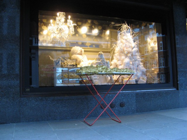 © Renate Egger and Wilhelm Roseneder. Goldene Erweiterung/Golden expansion. Street art project. Harrods. London, UK.  December 2010