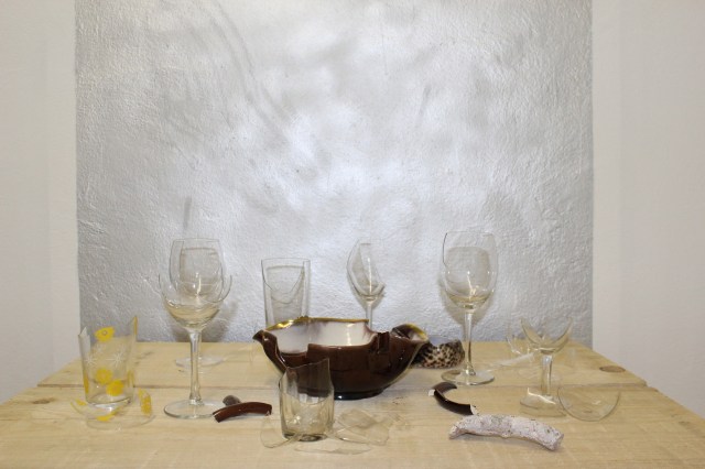 © Renate Egger. Zerbrochene Erinnerungen/Broken memories, 2012. Installation, Gläser, Porzellan, römisches antikes Fragment , Muschel aus Sansibar, Fotografie/Installation, Glasses, porcelain, roman antique fragment, shell from Sansibar, photography