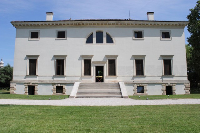 © Wilhelm Roseneder. Goldene Erweiterung/Golden expansion. Villa Pisani Bonetti, Vicenza, Italy. 2012. Skulptur. Polyurethan, Acryllack auf Metall (Wäschetrockner)/Sculpture. Polyurethane, acrylic varnish on metal (clothes-dryer), 1.11x1.12x60 cm
