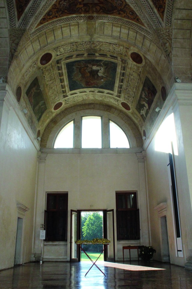 © Wilhelm Roseneder. Goldene Erweiterung/Golden expansion. Villa Pisani Bonetti, Vicenza, Italy. 2012. Skulptur. Polyurethan, Acryllack auf Metall (Wäschetrockner)/Sculpture. Polyurethane, acrylic varnish on metal (clothes-dryer), 1.11x1.12x60 cm