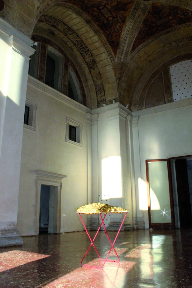 © Wilhelm Roseneder. Goldene Erweiterung/Golden expansion. Villa Pisani Bonetti, Vicenza, Italy. 2012. Skulptur. Polyurethan, Acryllack auf Metall (Wäschetrockner)/Sculpture. Polyurethane, acrylic varnish on metal (clothes-dryer), 1.11x1.12x60 cm