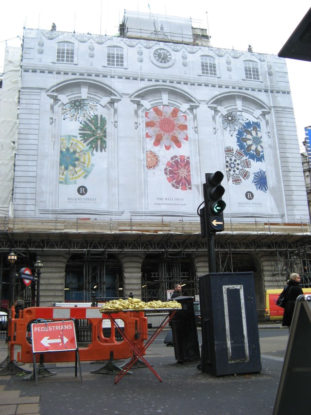 © Renate Egger and Wilhelm Roseneder. Goldene Erweiterung/Golden expansion. Street art project - temporary installation in public space. Piccadilly Circus. London, UK, 2010
