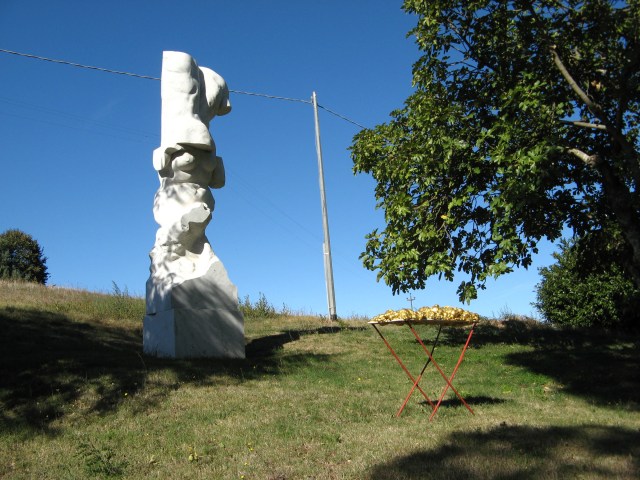 © Wilhelm Roseneder. Goldene Erweiterung/Golden expansion, 2005-2009. Polyurethan, Acryllack auf Metall (Wäschetrockner)/Polyurethane, acrylic varnish on metal (airiel drier), 1.92x1.07x60 cm. Artist in Residence. Azienda Colonna. Cervinara, Paliano, Italy 2011.  Michelangelo Pistoletto. Il gigante, 1981-1983. Weisser Carrara Marmor/White Carrara marble, 600x150x120 cm