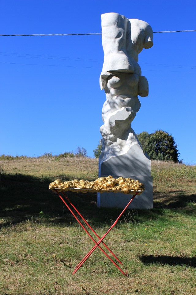 © Wilhelm Roseneder. Goldene Erweiterung/Golden expansion, 2005-2009. Polyurethan, Acryllack auf Metall (Wäschetrockner)/Polyurethane, acrylic varnish on metal (airiel drier), 1.92x1.07x60 cm. Artist in Residence. Azienda Colonna. Cervinara, Paliano, Italy 2011. Michelangelo Pistoletto. Il gigante, 1981-1983. Weisser Carrara Marmor/White Carrara marble, 600x150x120 cm