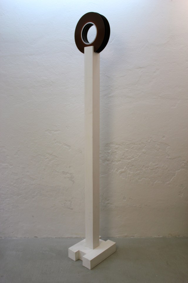 Perception, 2015. egger roseneder contemporary. Wilhelm Roseneder. Das Wissen des 20. Jahrhunderts/The knowledgment of the 20th century. Holz, Magnetscheiben/Wood, magnetic disk. H. 230, disk 36 cm ©