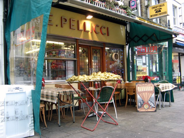 © Renate Egger and Wilhelm Roseneder. Goldene Erweiterung/Golden expansion. Street art project. E. Pellicci. London, UK, 2010