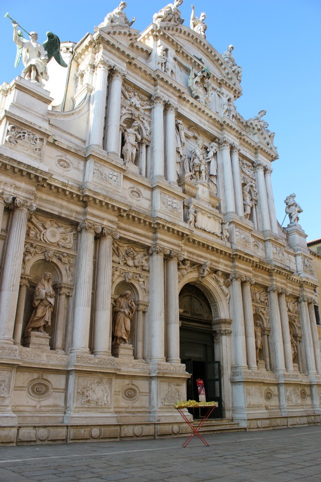 © Renate Egger and Wilhelm Roseneder. Goldene Erweiterung/Golden expansion. Street art project. Venice, Italy, December 2016. Contemporary Venice. It´s Liquid. International Art Show. Palazzo Flangini, Venice, Italy