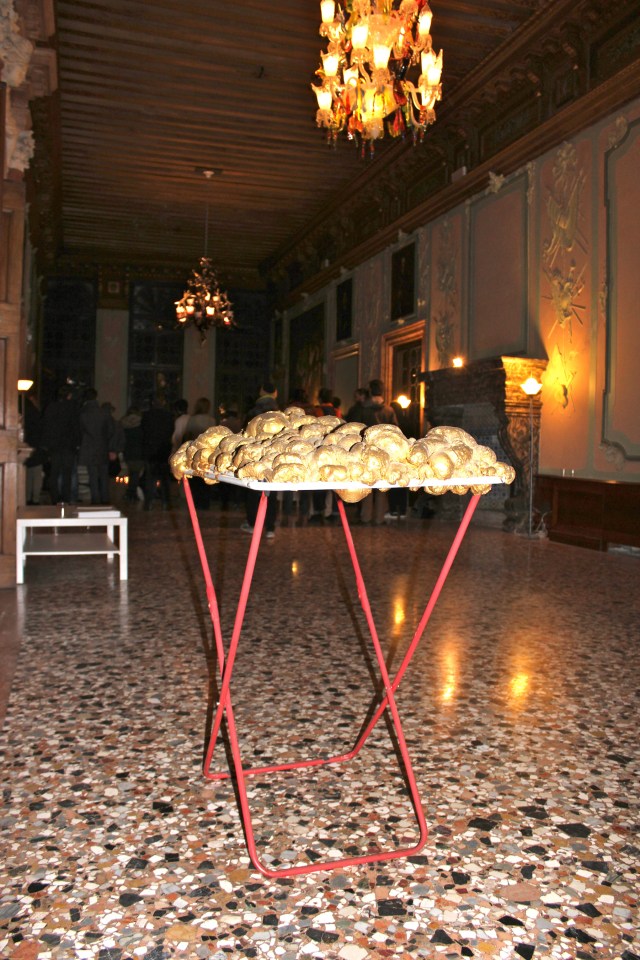 © Renate Egger and Wilhelm Roseneder. Goldene Erweiterung/Golden expansion. Street art project. Venice, Italy, December 2016. Contemporary Venice. It´s Liquid. International Art Show. Palazzo Flangini, Venice, Italy